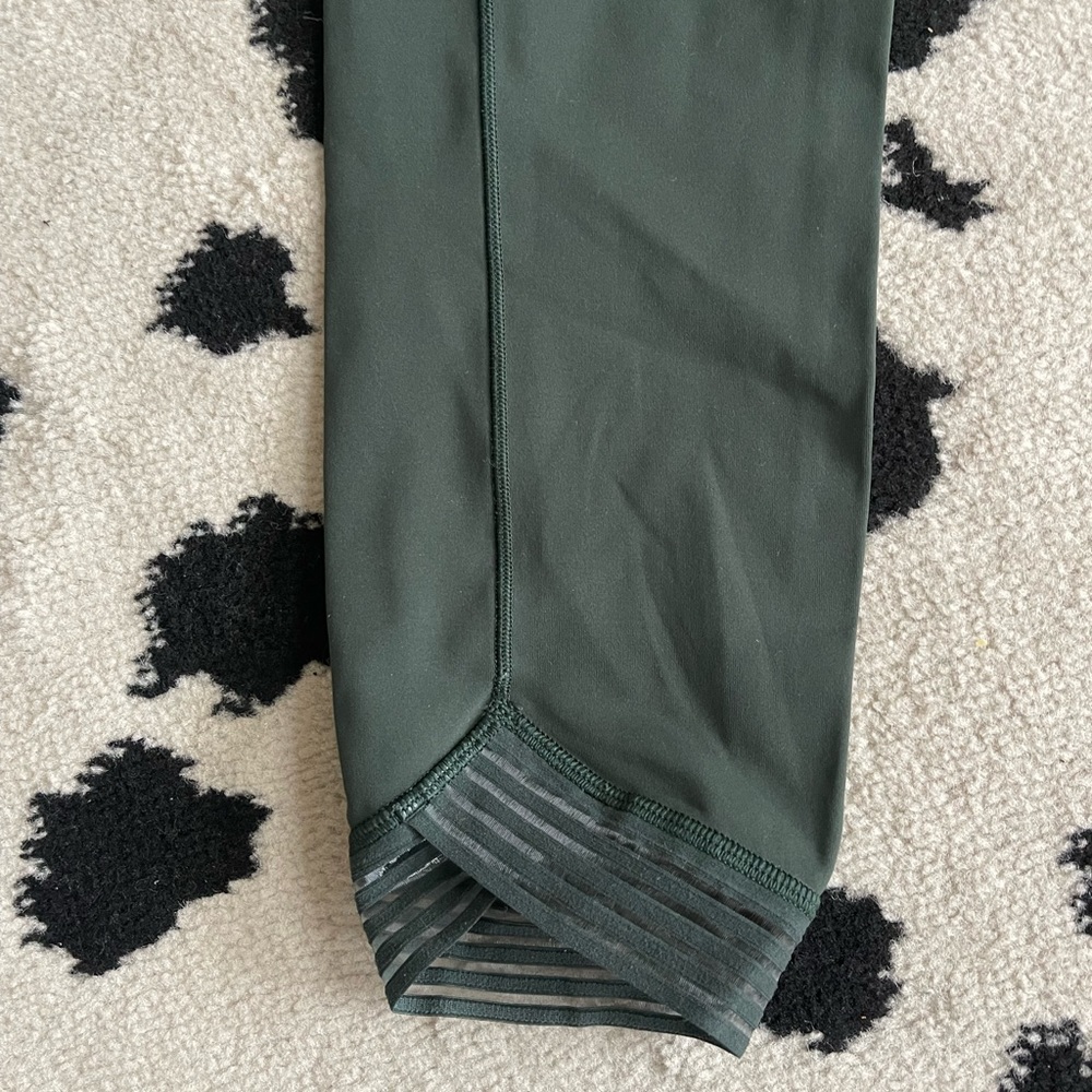 lululemon Find Focus 7/8 tight in deep ivy - Picture 6 of 7